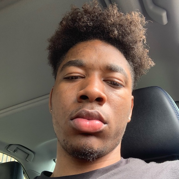 I love women. No cap. Sneaker head. I sell shoes. - Picture 2 of 7